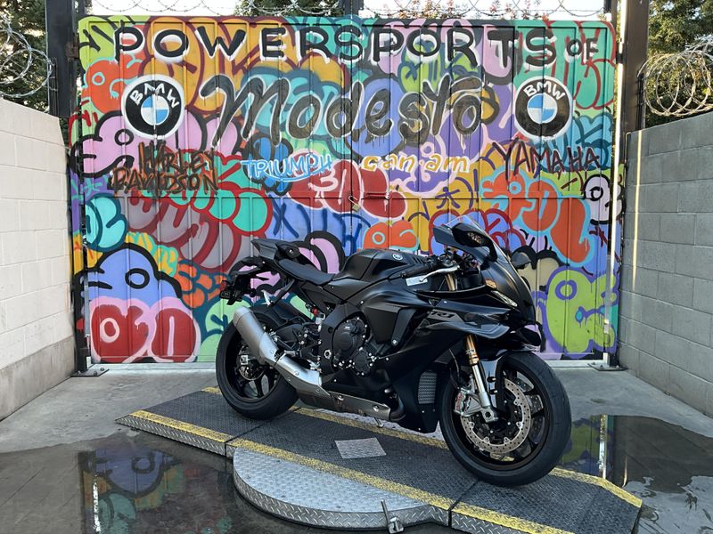 Used 2025 Yamaha YZF-R1 Image 3