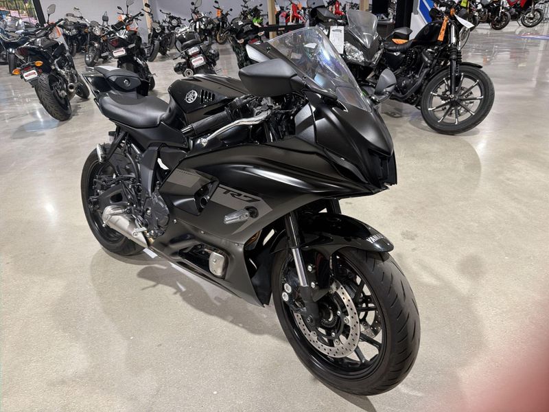Used 2025 Yamaha YZF-R7 CA Image 11