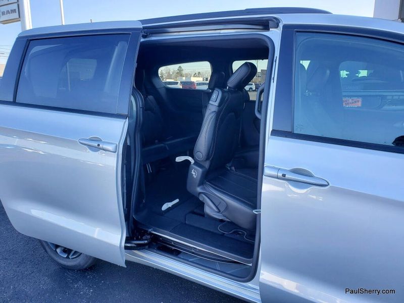 New 2026 Chrysler Pacifica Select