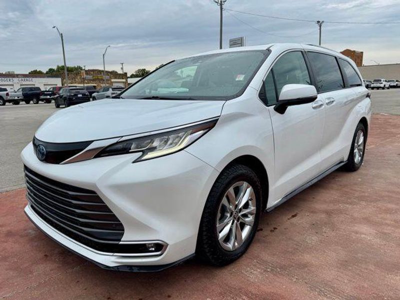 Used 2022 Toyota Sienna LimitedImage 1