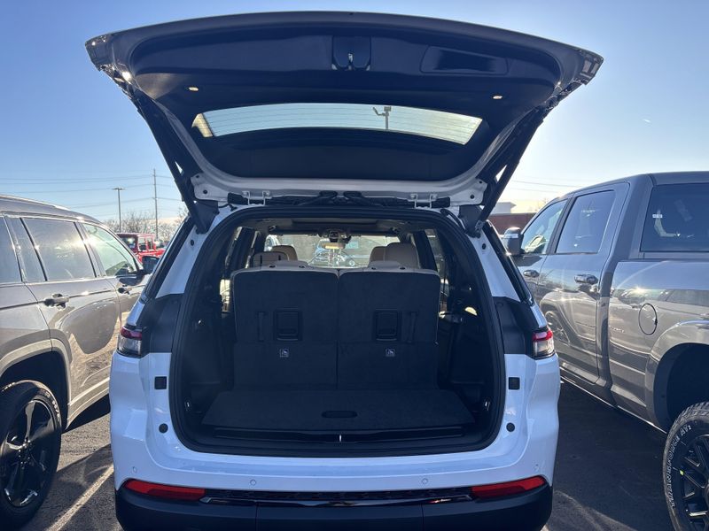 New 2025 Jeep Grand Cherokee L Limited 4x4Image 10