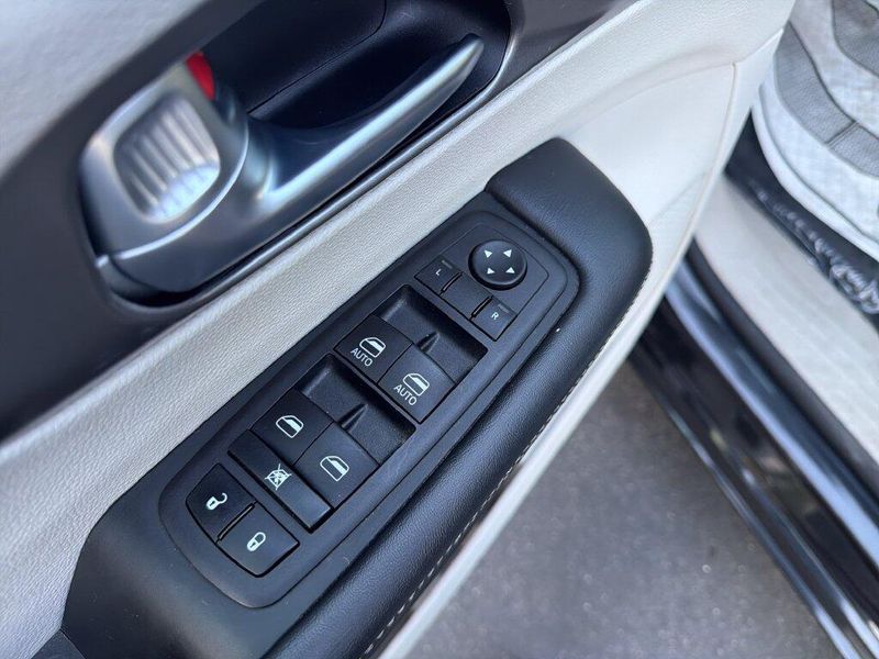 Used 2023 Chrysler Pacifica Hybrid Touring LImage 11