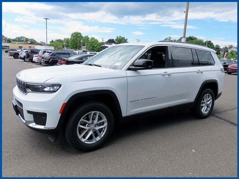 2024 Jeep Grand Cherokee LaredoImage 1