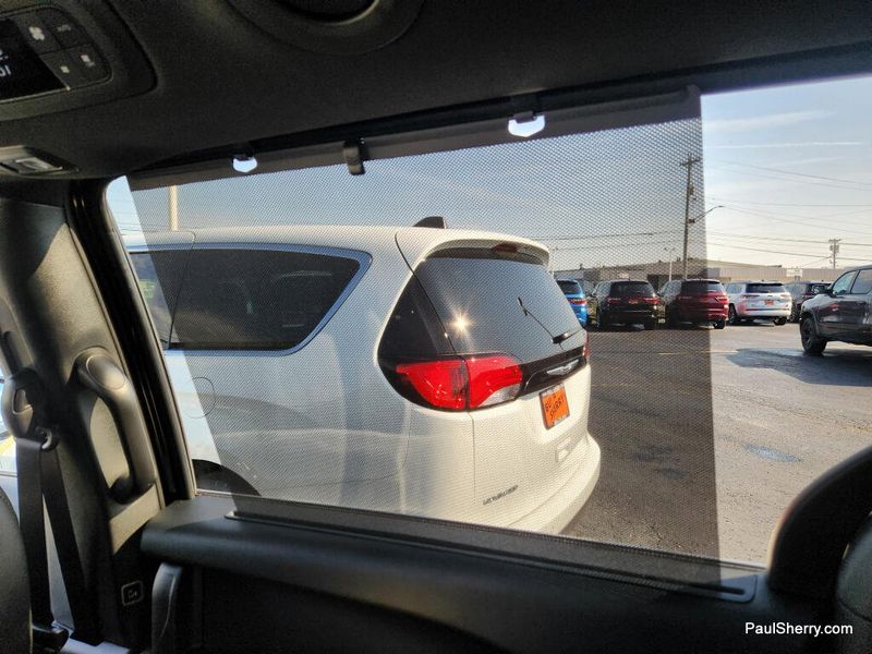 New 2027 Chrysler Pacifica Select