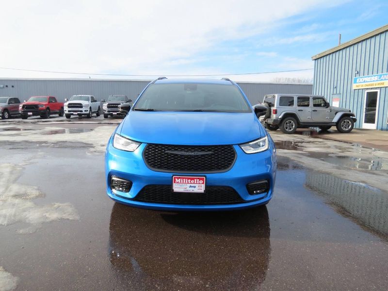 New 2026 Chrysler Pacifica Select AwdImage 4