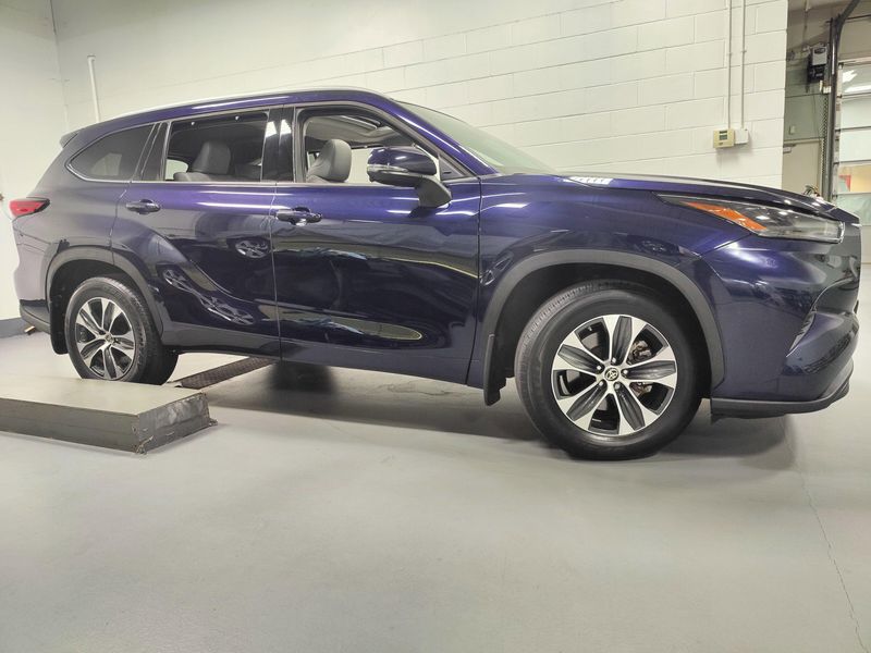 Used 2022 Toyota Highlander XLE AWD w/SunroofImage 3