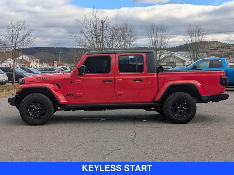 2021 Jeep Gladiator Willys photo 2