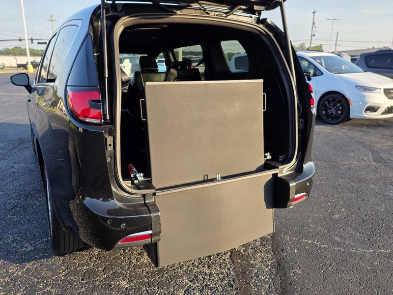 Used 2025 Chrysler Pacifica Select