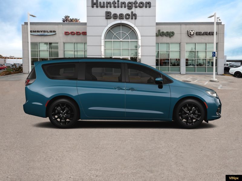 2023 Chrysler Pacifica Limited AWDImage 9