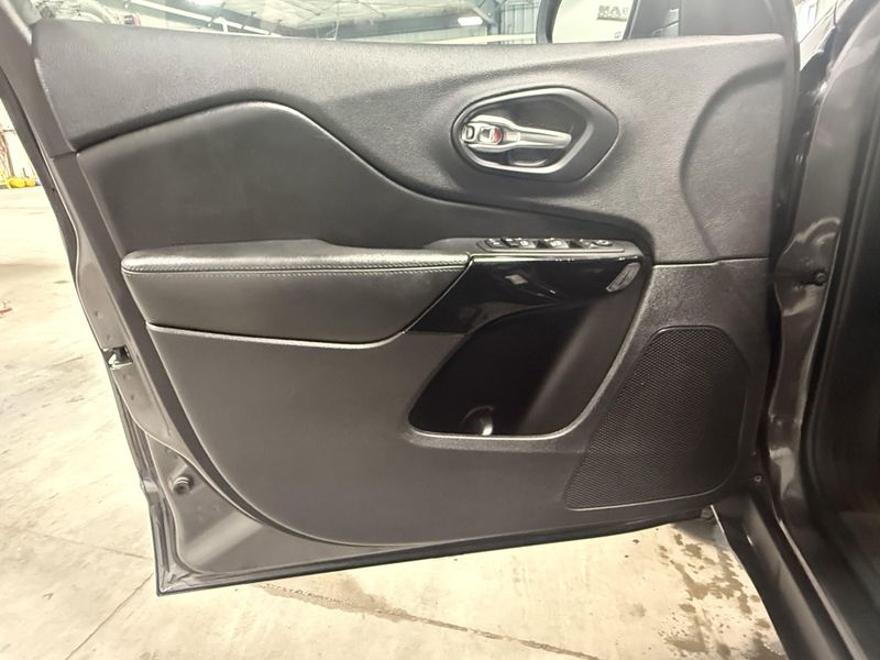 Used 2020 Jeep Cherokee AltitudeImage 21