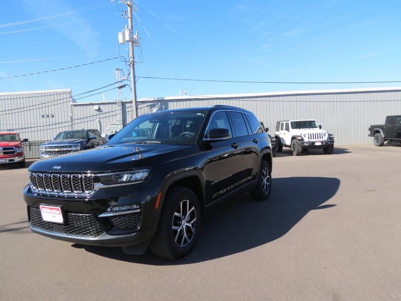Used 2023 Jeep Grand Cherokee Limited 4x4 4dr SUVImage 7