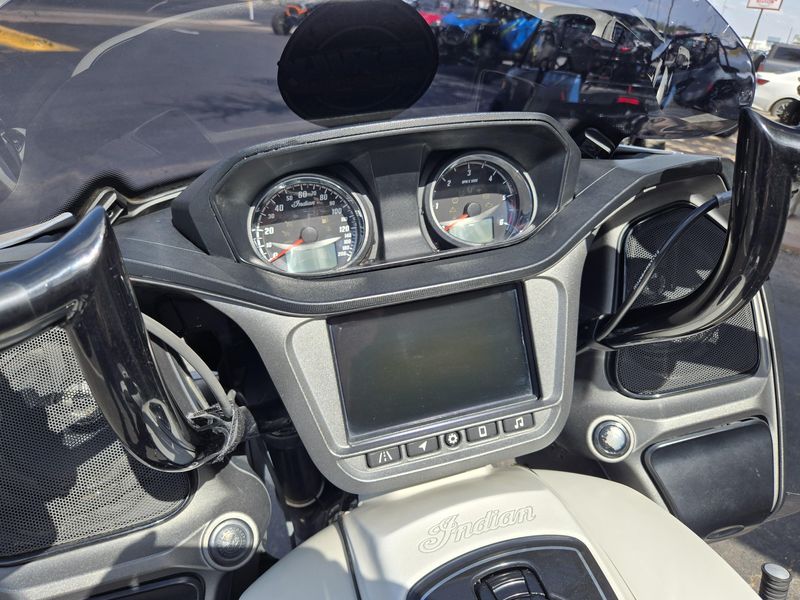 2020 Indian Motorcycle CHALLENGER DARK HORSE WHITE SMOKE Image 19