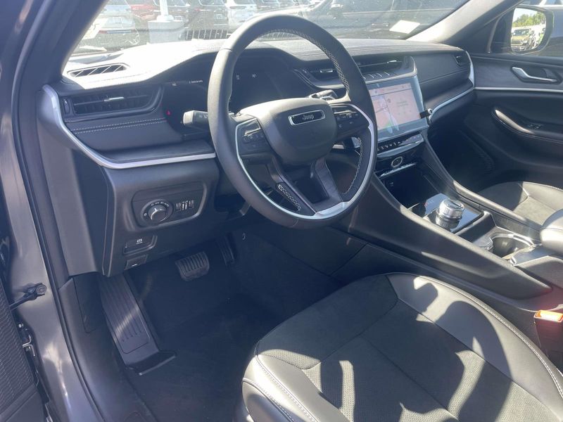 New 2026 Jeep Grand Cherokee Laredo Altitude 4x2