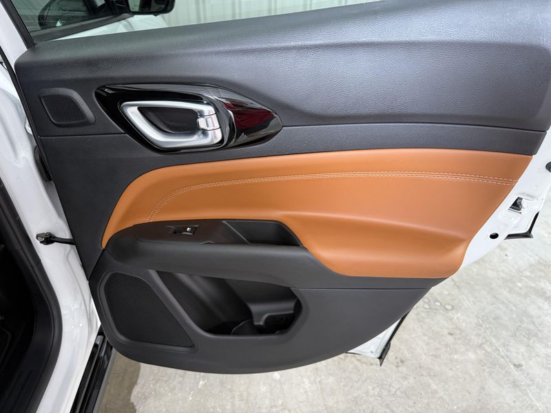 Used 2025 Jeep Compass LimitedImage 9
