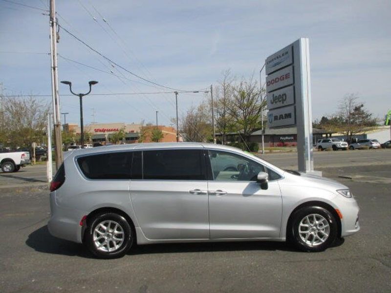 2023 Chrysler Pacifica Touring LImage 6