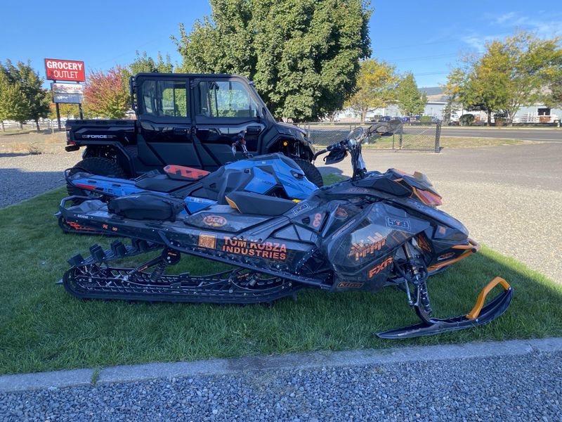 Used 2020 SKIDOO SUMMIT 850 165 Turbo Image 2