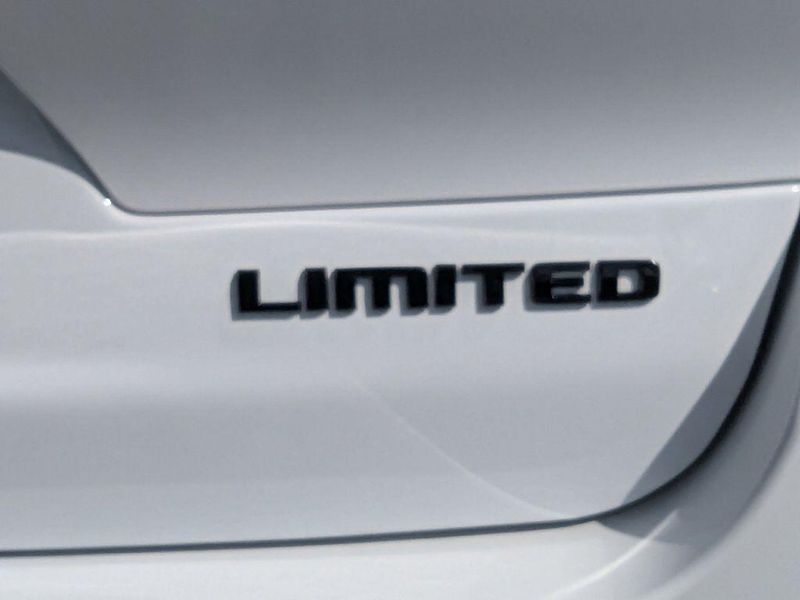 New 2024 Jeep Grand Cherokee L Limited 4x2Image 17