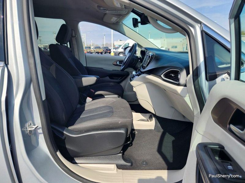 2023 Chrysler Voyager LXImage 34