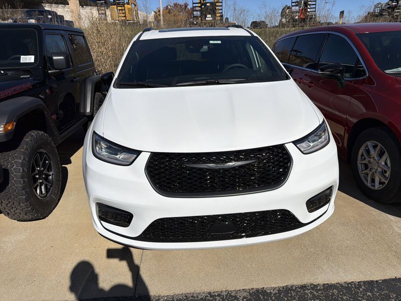 New 2026 Chrysler Pacifica LimitedImage 2