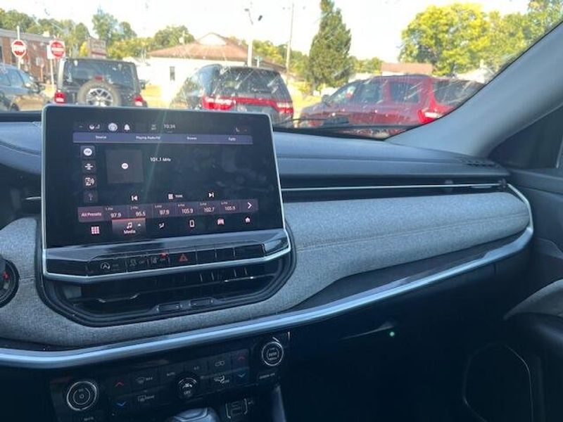 Used 2022 Jeep Compass Image 13