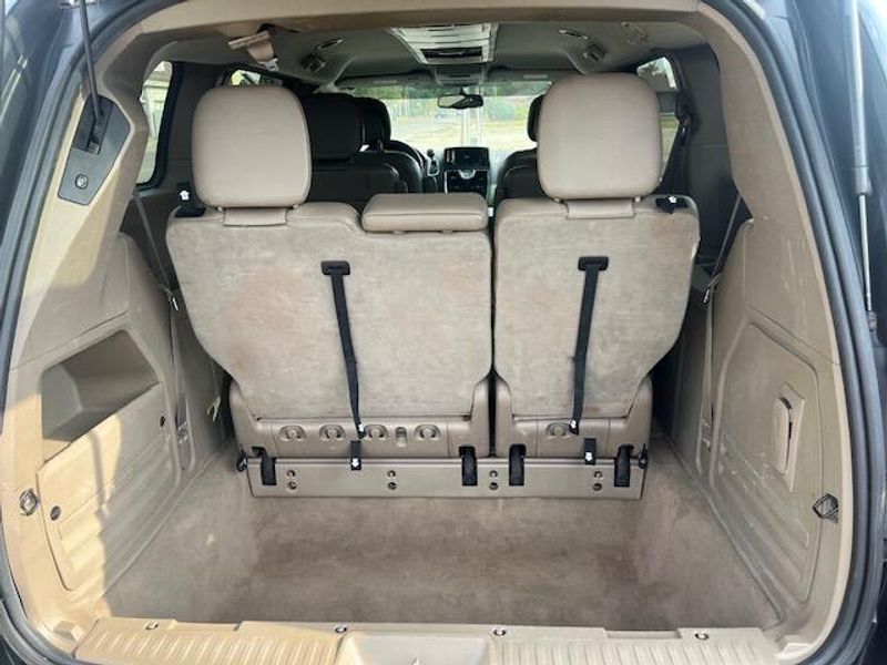 Used 2014 Chrysler Town & Country Image 7