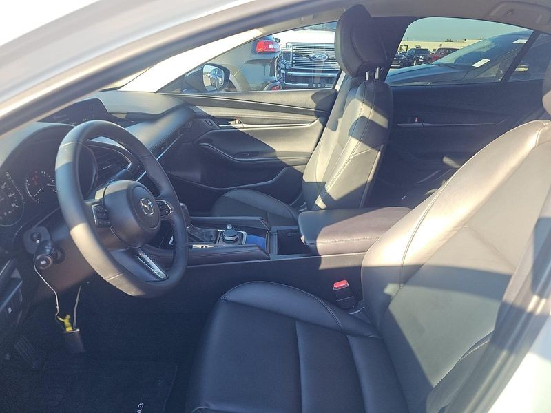 2025 Mazda Mazda3 Sedan 2.5 Select Sport photo 3