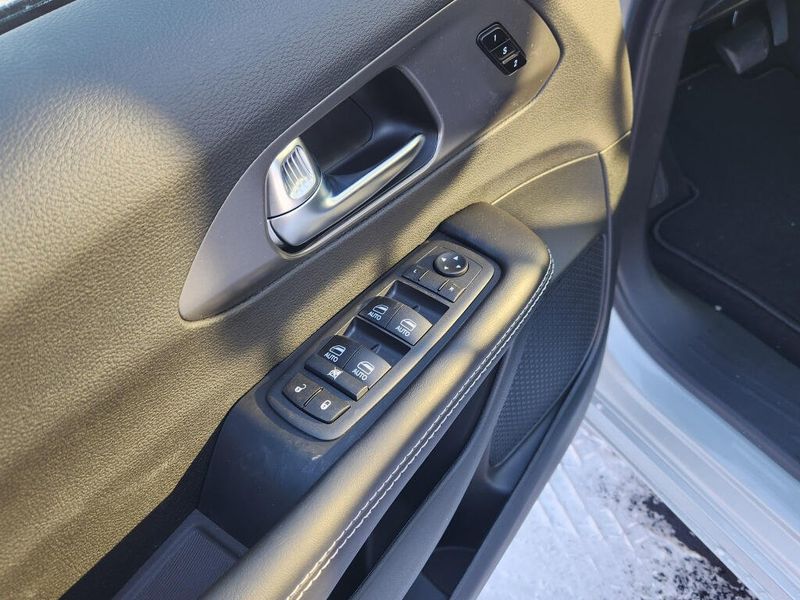 New 2026 Chrysler Pacifica Select