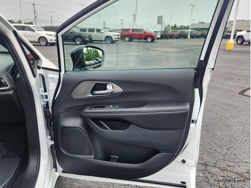 New 2027 Chrysler Pacifica Limited
