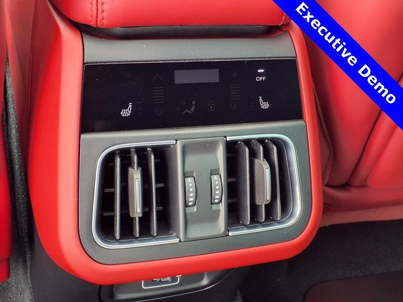 New 2025 Maserati Grecale ModenaImage 13