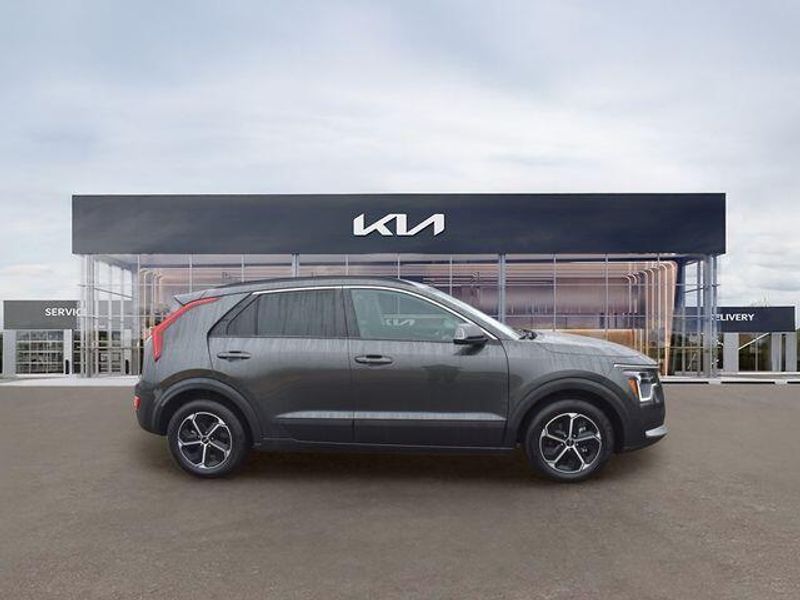 New 2025 Kia Niro EXImage 2