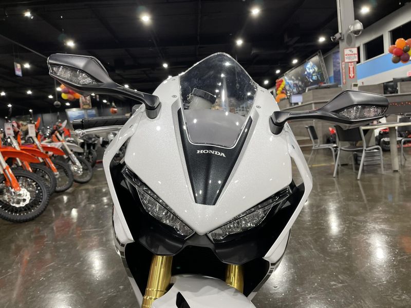 2025 Honda CBR1000RR Image 11