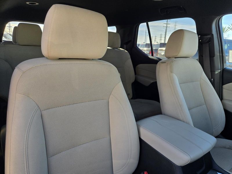 Used 2023 Chevrolet Traverse FWD 4dr LS w/1LS