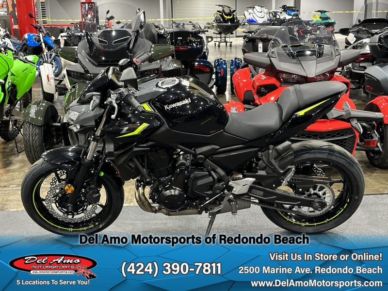 2024 Kawasaki ER650PRFNL-GY2  in a METALLIC MATTE DARK GRAY/METALLIC SPARK BLACK exterior color. Del Amo Motorsports of Redondo Beach (424) 304-1660 delamomotorsports.com 