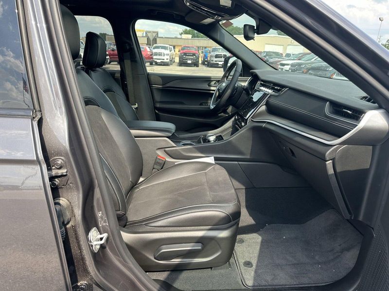 2024 Jeep Grand Cherokee L Altitude XImage 12