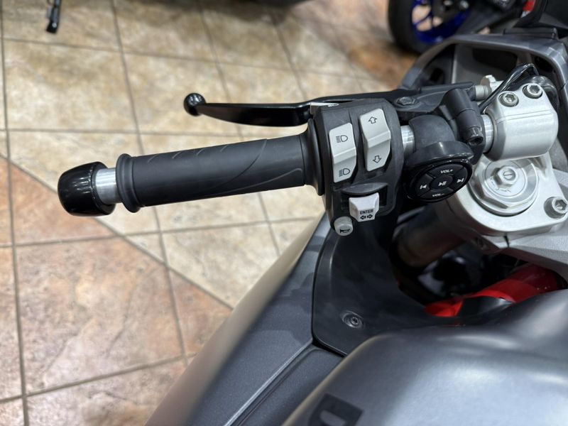 2019 Ducati Supersport Image 5
