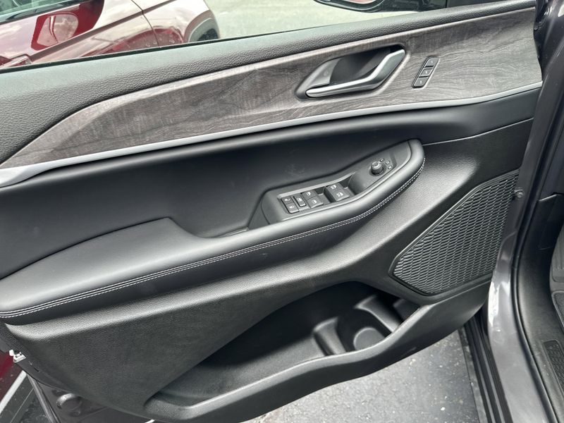 New 2025 Jeep Grand Cherokee L Limited 4x4Image 18