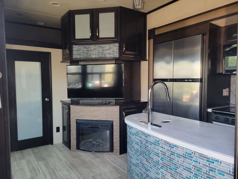 Used 2017 GRAND DESIGN MOMENTUM M- 388M Image 7