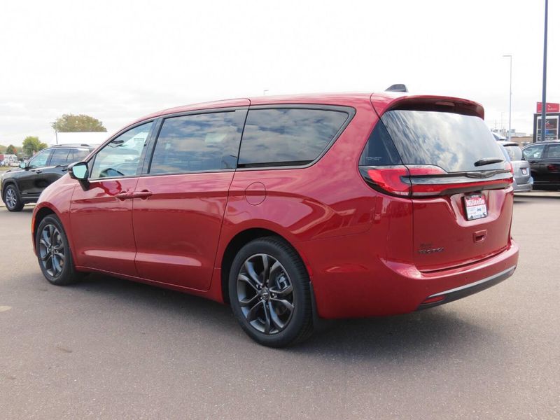 New 2026 Chrysler Pacifica SelectImage 4