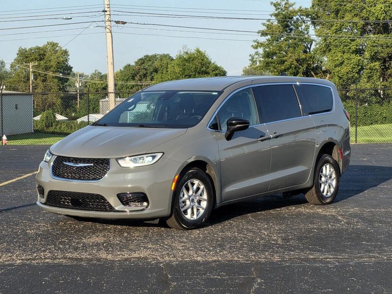 Used 2025 Chrysler Pacifica Select