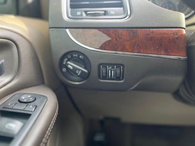 Used 2014 Chrysler Town & Country Image 16