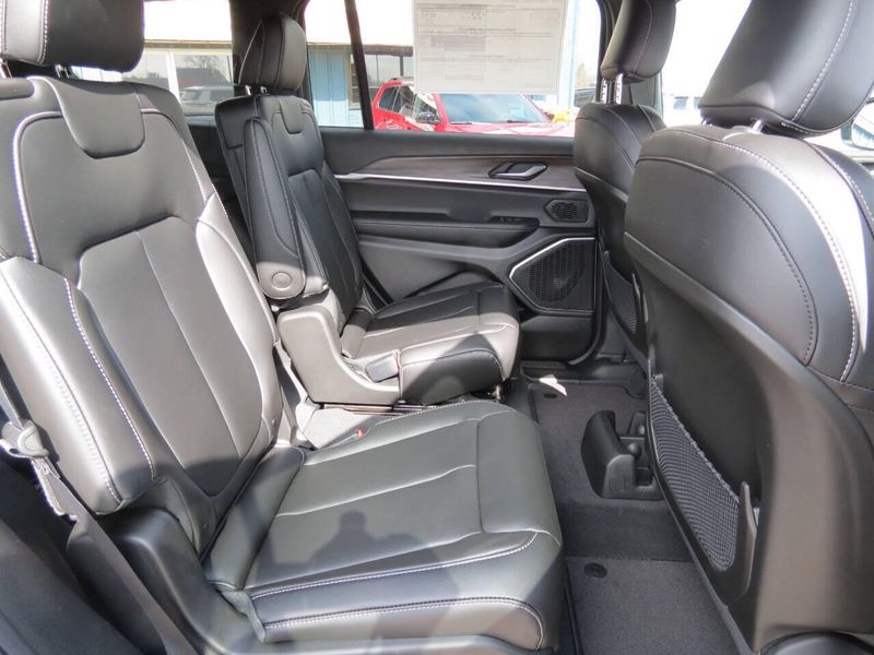 New 2026 Jeep Grand Cherokee L Limited 4x4Image 11