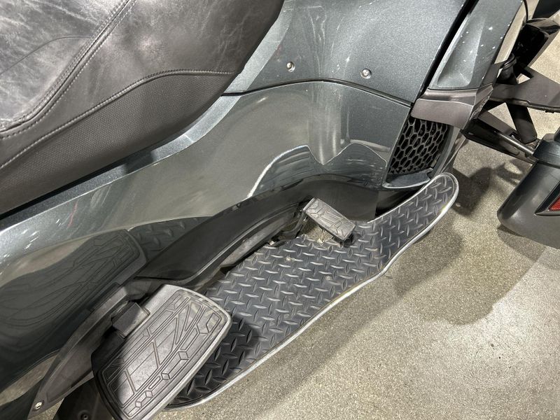 2018 Can-Am SPYDER RT-SE6  in a GREY exterior color. Del Amo Motorsports of Redondo Beach (424) 390-7811 delamomotorsports.com 