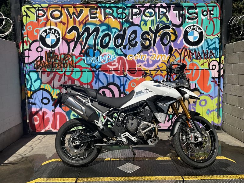 2023 Triumph TIGER 900 RALLY PRO in a PURE WHITE exterior color. BMW Motorcycles of Modesto 209-524-2955 bmwmotorcyclesofmodesto.com 