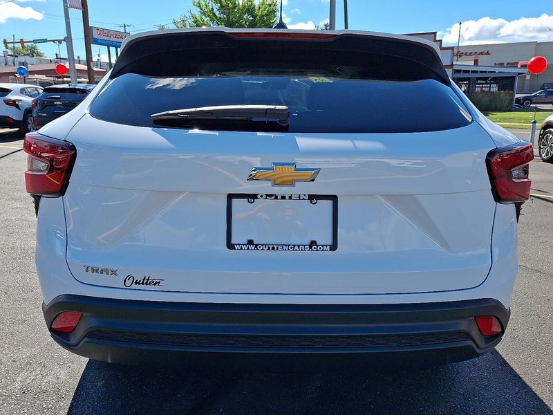 2025 Chevrolet Trax LS photo 3