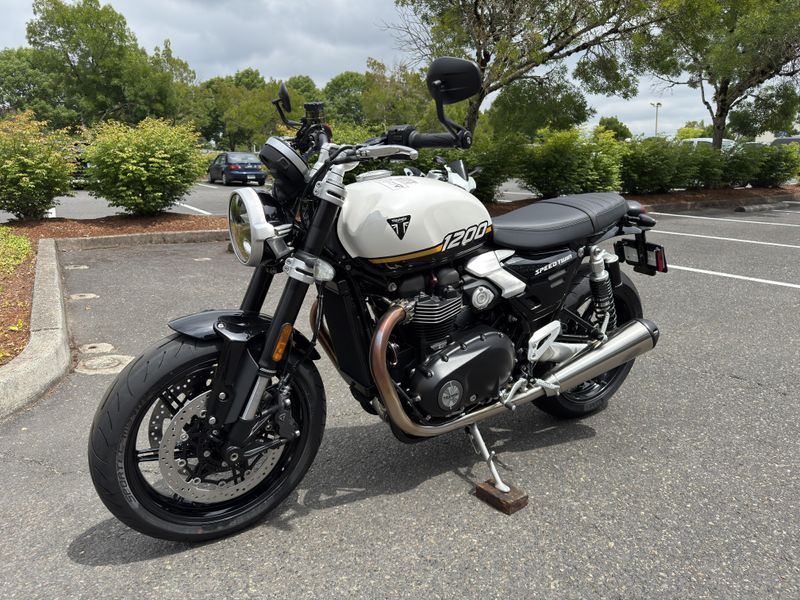 2025 Triumph Speed Twin 1200 - CRYSTAL WHITE - SAPPHIRE BLACK 