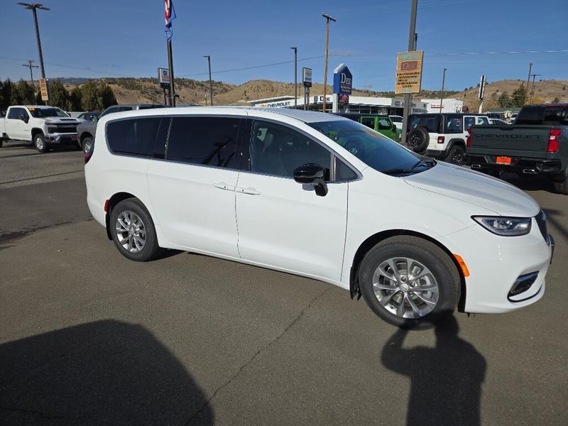 2026 Chrysler Pacifica photo 2