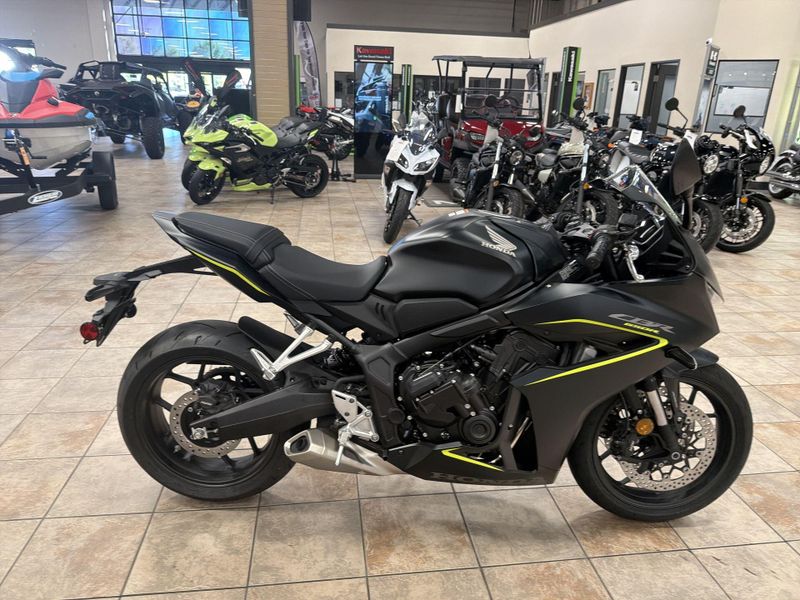 New 2026 Honda CBR650R E-CLUTCH Image 18