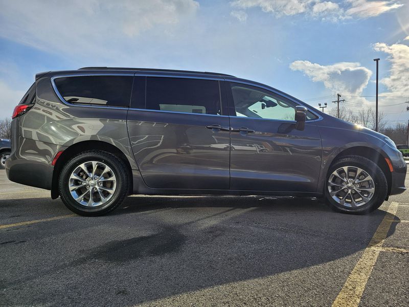 Used 2022 Chrysler Pacifica Touring LImage 4