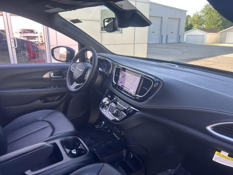 2025 Chrysler Pacifica Hybrid SelectImage 18