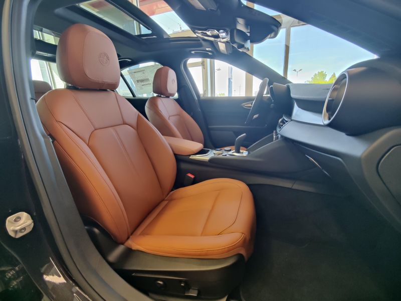 2024 Alfa Romeo Giulia Ti AWD w/Sunroof/NavImage 4